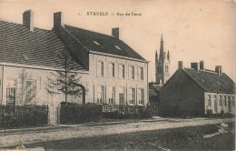 [-5%] BELGIQUE - Stavele - Rue Du Canal - Ed Alexis De C ? - Eglise - Sentier - Bâtiment - Animé - Carte Postale Ancienn - Alveringem