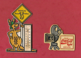 2 Magnets - Aimants En Relief De Frigo Ou De Tableau - Australie, Kangourou, Panneau, Thermomètre - Coca Cola Light - Reclame