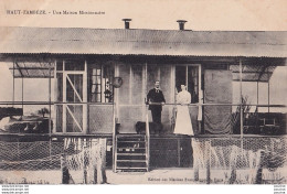 C24- HAUT ZAMBEZE - ZAMBIE - UNE MAISON MISSIONNAIRE - ANIMEE - HABITANTS -  ( 2 SCANS ) - Sambia