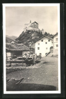 AK Tarasp, Brunnen Im Ort Mit Blick Auf Die Burg  - Tarasp