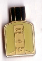 GA37 Pin's PARFUM POUR UN HOMME CARON PARIS Perfume Achat Immédiat Immédiat - Perfume