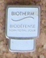 GP167 Pin's  Parfum BIOTHERM Perfume Achat Immédiat - Perfume