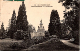 Delcampe - 86 CHATELLERAULT - Square Gambetta Et Le Monument - Chatellerault