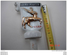 BOUCHON VERSEUR REMY MARTIN  TRES BON ETAT - Swizzle Sticks