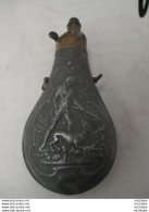 Belle Poire  A Poudre   Scène De Chasse Fin XIX Em Début XXem  Fonctionne  Bel état - Armas De Colección