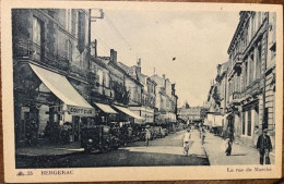 Delcampe - CPA 24 Bergerac, La Rue Du Marché, Animée, Enseignes Coiffeur, Chaussures, A La Ville De Nancy, éd CAP, Non écrite - Bergerac