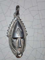 PENDENTIF. ARGENT. AFRIQUE. AMULETTE. MASQUE. FETICHE - Etnica