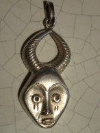 PENDENTIF. ARGENT. AFRIQUE. AMULETTE. MASQUE. FETICHE - Etnica