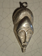 PENDENTIF. ARGENT. AFRIQUE. AMULETTE. MASQUE. FETICHE - Etnica