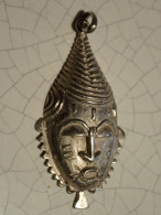 PENDENTIF. ARGENT. AFRIQUE. AMULETTE. MASQUE. FETICHE - Etnica