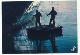Delcampe - CPSM / CPM 10.5 X 15 Prestige BRETAGNE Ouvriers, Sur Un Radeau, Nettoyant La Coque D'un Navire - Bretagne