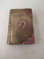 Artisanat De Tranchée Briquet De Forme Livre Fer A Cheval Très Bon état 5 Cm Complet - Armas De Colección