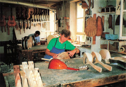 [-5%] METIER - Artisanat - Artisans - C Patenotte - Guitare - Mandoline - 88500 - Mattaincourt - Carte Postale - Kunsthandwerk