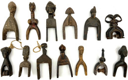 Elfenbeinküste, Stamm Der Senufo: Sammlung Von 13 Hölzernen Webrollenhaltern Mit Figürlichen, Teils Anthropomorphen Und  - Other & Unclassified