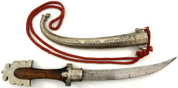 Krummdolch In Scheide, Sogen. "Koummya". Griff Aus Dunklem Holz Und Versilberten Umfassungen. Die Scheide Aus Versilbert - Knives/Swords