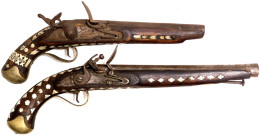 2 Alte Steinschlosspistolen, Sogenannte "Berberwaffen" Um 1820. Reich Verziert Mit Perlmutteinlagen. Länge 37 Und 46 Cm. - Knives/Swords