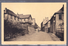 CPA Rare- AVEYRON - MUR DE BARREZ - ROUTE DE SAINTE GENEVIEVE ET LAGUIOLE - Petite Animation, Commerces Dont Pharmacie - Sonstige & Ohne Zuordnung