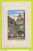 Delcampe - YPRES LEPER Hôtel De Ville Côté Nord VOIR ZOOM Vespasiennes PUB BYRRH VOIR DOS En 1914 - Ieper