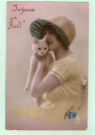 Chat Blanc Avec Une Jolie Jeune Femme Au Chapeau - Cats