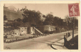 Delcampe - CPA 52 - Langres - Vieille Porte Et Fontaine Du Marché - Langres