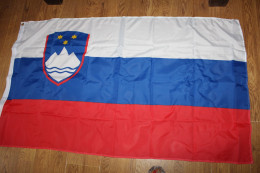 Drapeau De La Slovénie Très Bon état 150 X 90 Cm Synthétique - Drapeaux