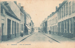 [-5%] BELGIQUE - Iseghem - Rue Du Marché - Bâtiment - Boutique - Commerce - Phot H Bertels - Animé - Carte Postale Ancie - Izegem