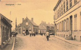 [-5%] BELGIQUE - Emelghem - Dam - Estaminet Sint Antonius - Calèche - Rue - Animé - Strobbe Hoornaert - Carte Postale An - Izegem
