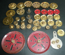 Rare Lot D'anciennes Pièces MECCANO Poulies Simples Et Engrenages, Tôle Rouge - Meccano