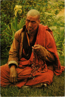 PC BHUTAN, A LAMA IN DEEP PRAYER, Modern Postcard (b48140) - Bhutan