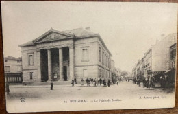 Delcampe - Cpa 24 BERGERAC Le PALAIS DE JUSTICE, Rue Du Marché Animée, Enseigne Mazda, éd Astruc, Dos Simple, Non écrite - Bergerac