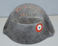-ANCIEN CENDRIER PUBLICITAIRE COURVOISIER BICORNE NAPOLEON COCARDE VITRINE      E - Metal
