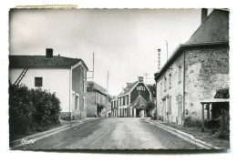 L'HERMENAULT (85) > Le Carrefour Principal, Un Coin Du Bourg, La Résidence Bellevue Et Le Château Du Gué. - L'Hermenault
