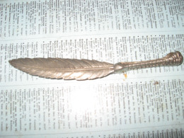 Ancien Coupe Papier / Ouvre Lettre En Bronze Argente, Plume Patte - Apri Lettere