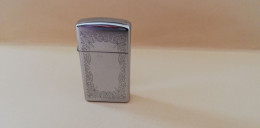 @ Briquet Zippo ,Modèle SLIM, Encadrement Feuillage (  L - XII , Décembre 1996 ) Chrome Poli @ - Zippo