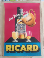 RICARD ANCIENNE AFFICHE ORIGINALE PAPIER  CINQ VOLUMES D'EAU PASTIS DE MARSEILLE FOND ROSE VERS 1950 48 X 32 CM CM - Posters