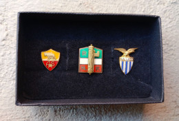 Lotto Con 3 Distintivi D'epoca Fascista Anni '30 In Scatola Dei Quali: A.S. ROMA - P.N.F. - S.S. LAZIO (REGNO D'ITALIA) - Italia