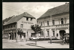 AK Lindow /Mark, Strassenpartie Mit Dem Rathaus, HO-Hotel Ratskeller  - Lindow