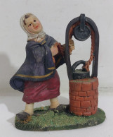 I123954 Pastorello Presepe - Statuina In Resina - Donna E Pozzo - 9 Cm - Kerstkribben