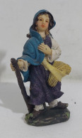 I123956 Pastorello Presepe - Statuina In Resina - Donna Con Pecora - 9 Cm - Kerstkribben