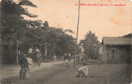 [-5%] NOUVELLE CALÉDONIE - Thio - Grande Rue - Animé - Cheval - Cocotier - Maison - Arbre - FD - Carte Postale Ancienne - New Caledonia