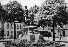 [-5%] BELGIQUE - Soignies - Monument Aux Morts De La Guerre - Sculpture - Librairie Papeterie Martin Moiret - Carte Post - Soignies