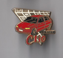 PIN'S THEME ARTHUS BERTRAND  AUTOMOBILE RENAULT CLIO VARIANTE COULEUR ROUGE - Arthus Bertrand