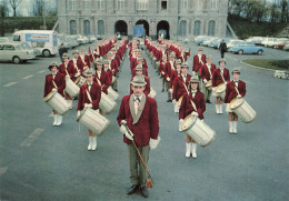 [-5%] FOLKLORE - La Royale Fanfare Communale De Huissignies - Photo Hall - Tenue - Voiture - Carte Postale - Music