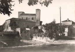 [-5%] FRANCE - Mansencome - Château XVIe S - Par Blaise De Montluc - étang - Pont - Tour - Rue - Village - Carte Postale - Condom