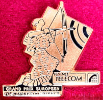 PIN'S FRANCE TELECOM-Arthus BERTRAND, Visuel TIR à L'ARC De "MARKETTING DIRECT En ZAMAC Base Or 2,9X2,9cm - Arthus Bertrand