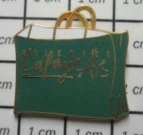 AB2023 Pin's Pins / Beau Et Rare / ARTHUS BERTRAND / SAC EN PAPIER VERT GALERIES LAFAYETTE - Arthus Bertrand