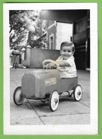 Delcampe - Portugal - REAL PHOTO - Menino E O Seu Brinquedo - Toy - Spielzeug & Spiele