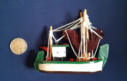 Maquette Bateau Chalutier Miniature Bois Ancien Vintage - Boats