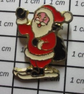 1117 Pin's Pins / Beau Et Rare / NOEL / PERE NOEL SUR DES SKIS - Navidad