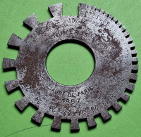 Ancien OUTIL Spécial - JAUGE DE PARIS P1 à 30 - Dixième De Mm 5 à 100 - Acier Diamètre 8 Cm- "Laissé Dans Son Jus"- 1857 - Other Apparatus